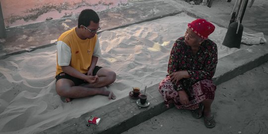 Kehidupan Unik Warga Kampung Pasir Sumenep, Tidur hingga Makan Beralaskan Pasir