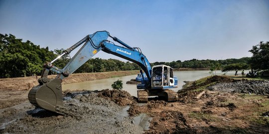 Gerebek Lumpur Waduk Setu Cipayung untuk Antisipasi Banjir