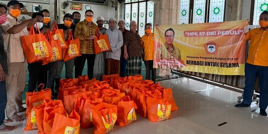 Sukseskan PPKM Level 4, Himpunan Pengusaha Kosgoro 1957 DKI Berikan Bantuan ke Warga