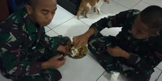 Prajurit TNI Baru Ini Dikerjai Oleh Senior, Suruh Makan Satu Piring Berdua di Barak