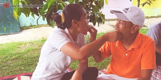 Romantis Banget Ucup Nirin Suap-suapan dengan Sang Istri Makan Jenggol Goreng