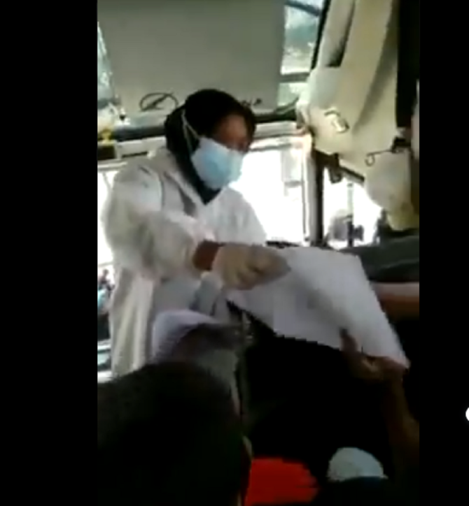 wanita berpakaian apd diduga jual surat bebas covid 19 di bus