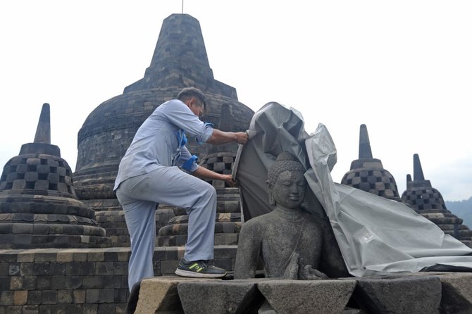 candi borobudur ditutup terpal