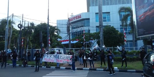 Aliansi Masyarakat Sumbar Terdampak PPKM Gelar Aksi Kibarkan Bendera Putih