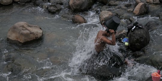 Dilanda Kekeringan, Warga Jonggol MCK di Sungai Cipamingkis