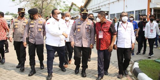 Tinjau Vaksinasi Buruh di Tangerang, Kapolri Harap Pertumbuhan Ekonomi Membaik