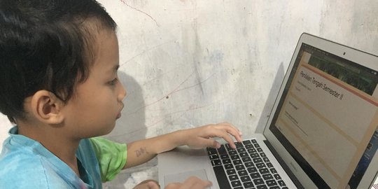 Cara Dampingi Anak Sekolah Online Supaya Tidak Stres