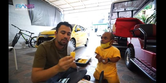 5 Potret Pertemuan Ucok Baba dan Raffi Ahmad, Bayar Sekotak Durian dengan Mobil Baru