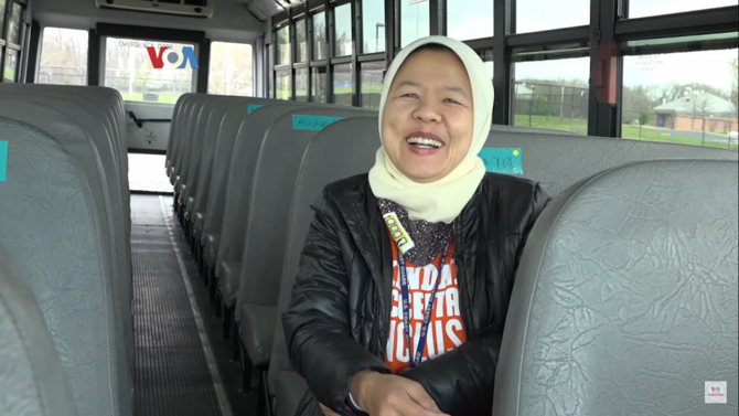 wanita muslim indonesia jadi sopir bus sekolah di amerika