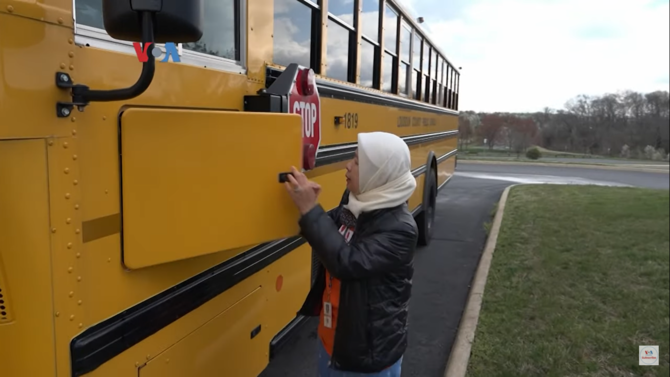 wanita muslim indonesia jadi sopir bus sekolah di amerika