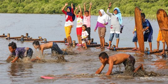 Serunya Bermain Skilot, Adu Balap Selancar Lumpur di Tanah Pasuruan