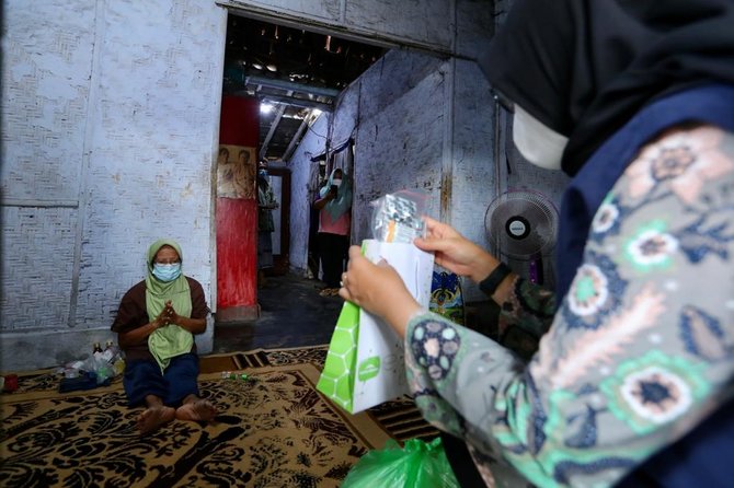 bupati banyuwangi ipuk fiestiandani serahkan obat dan vitamin untuk pasien isoman