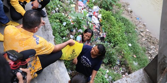 Wagub Sumut Salurkan Bansos untuk Masyarakat Terdampak PPKM di Bantaran Sungai Medan