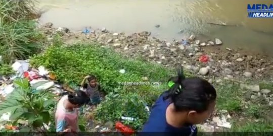 Tak Mampu Sewa Rumah, Keluarga Ini Pilih Tinggal di Kolong Jembatan Sungai Deli