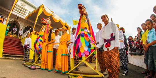 Melihat Ritual Ngulur Naga, Kisah Lahirnya Para Raja Keraton Kutai Kartanegara