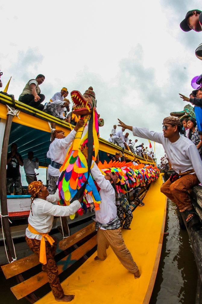 ngulur naga keraton kutai kartanegara