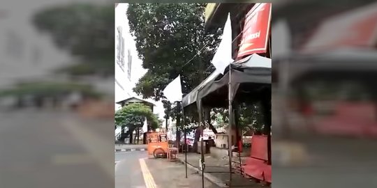 Penjelasan Polisi soal Pemasangan Bendera Putih di Pasar Tanah Abang
