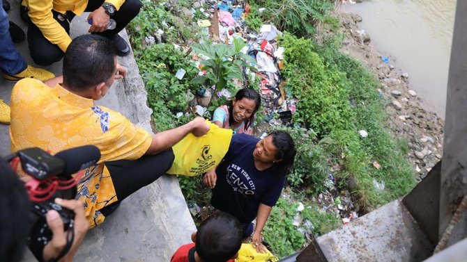 sempat viral keluarga tinggal di kolong jembatan ini dapat bansos dari wagub sumut