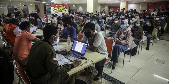 Ratusan Pedagang Jalani Vaksinasi Covid-19 di Pasar Tanah Abang