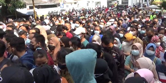 Pelaksanaan Vaksin di Karawang Timbulkan Kerumunan dan Abaikan Prokes