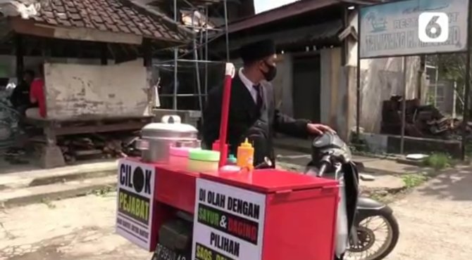 viral penjual cilok pakai jas curi perhatian hingga ramai pembeli