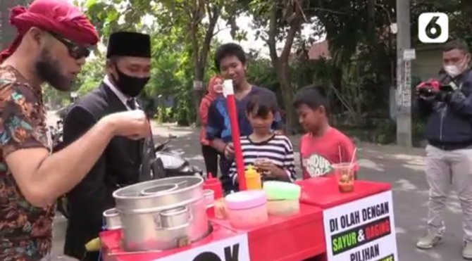 viral penjual cilok pakai jas curi perhatian hingga ramai pembeli