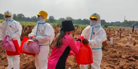 Penggali Makam Covid-19 TPU Pedurenan Dapat Paket Sembako dan Alat Pelindung Diri