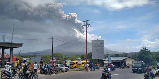 Gunung Ile Lewotolok Erupsi, Hujan Debu Terjang Lima Desa di Lembata