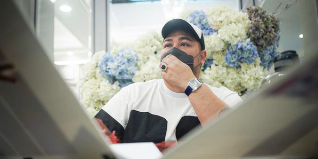 Ivan Gunawan Beri Sepeda Motor untuk Kakek Viral Pejuang Vaksin, Intip Potretnya