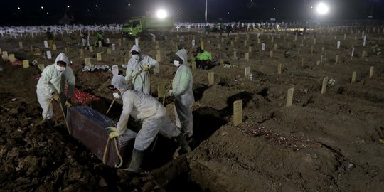 Potret Aktivitas Pemakaman Jenazah Korban Covid-19 di Malam Hari