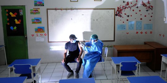 Vaksinasi Covid-19 di Indonesia Baru 24,49 Persen