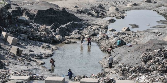 Berburu Ikan di Kala Sungai Cipamingkis Mengering