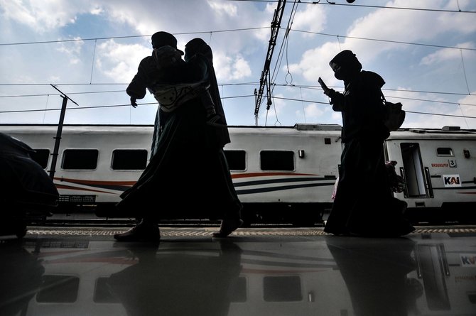 perjalanan kereta api selama ppkm darurat di stasiun pasar senen