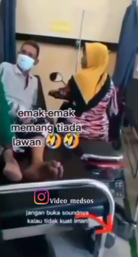 saking daruratnya emak emak kendarai motor masuki rs