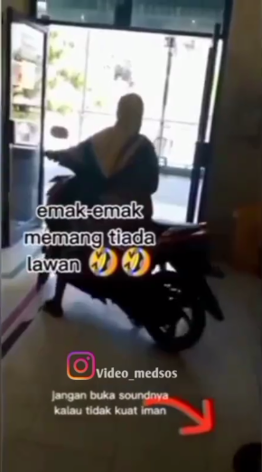 saking daruratnya emak emak kendarai motor masuki rs