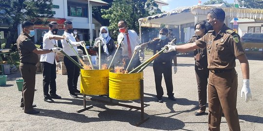 Kejari Kota Kupang Musnahkan Ribuan Liter Miras dan Kosmetik Palsu