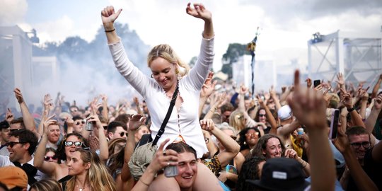 Kebebasan Warga Inggris Gelar Festival Musik di Tengah Pandemi
