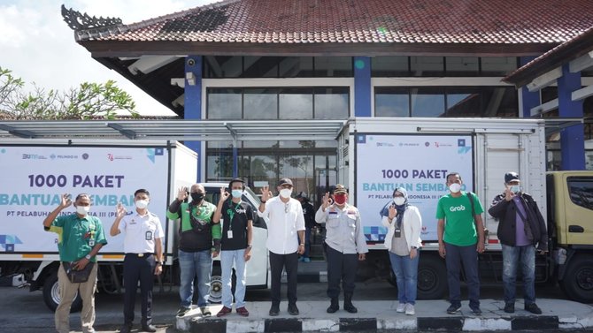 pelindo iii bagikan sembako gratis bagi pengemudi angkutan umum amp angkutan daring