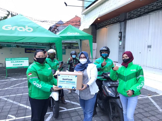 pelindo iii bagikan sembako gratis bagi pengemudi angkutan umum amp angkutan daring