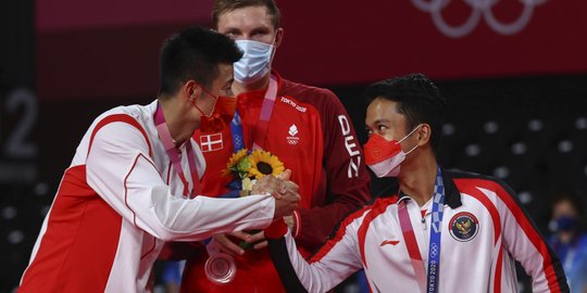 Pose Anthony Ginting di Podium Olimpiade Tokyo 2020