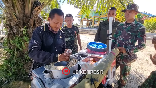 ramai ramai para prajurit tni jajan pentol