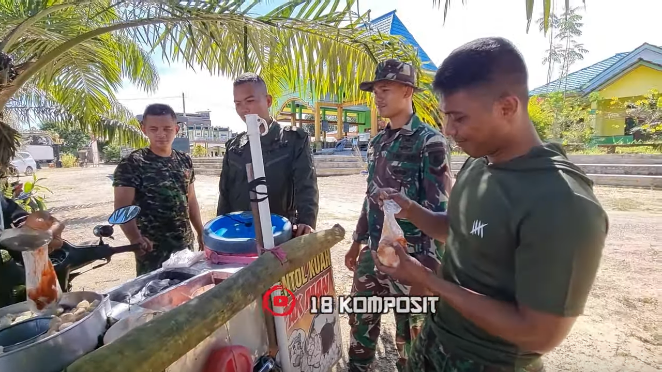 ramai ramai para prajurit tni jajan pentol