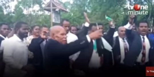 Tak Percaya Corona & Vaksin, Jemaat & Pendeta Puluhan Gereja di Papua Bakar Masker