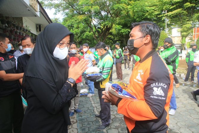 pemkab banyuwangi salurkan 19 ton beras kepada pengemudi ojol