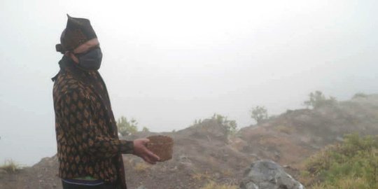 Air di Kawah Atambupu Danau Kelimutu Menyusut, Tetua Adat Gelar Ritual