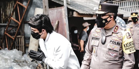 5 Potret Atta Halilintar Didampingi Jenderal Polisi Berikan Bantuan untuk Warga