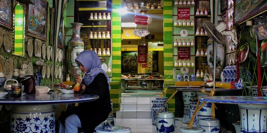 Mampir ke Warung Mbak Lies Selat Melegenda Solo, Bak di Surga Keramik