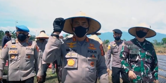 Jenderal Polisi Gagah Pakai Seragam & Caping, Turun ke Sawah Bercocok Tanam