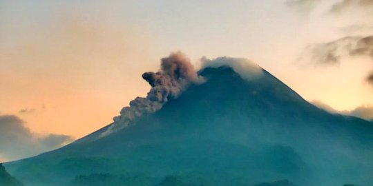 Gunung Merapi Luncurkan Awan Panas Guguran Sejauh 1.400 Meter