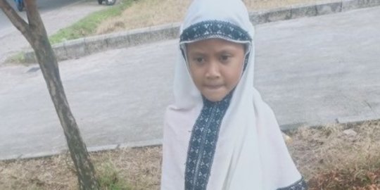 Gadis Cilik Pemulung Berjuang Keliling Tanpa Alas Kaki, Hanya Berbekal Air Mineral